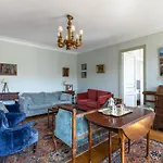 Veeve - Plumes In The Park